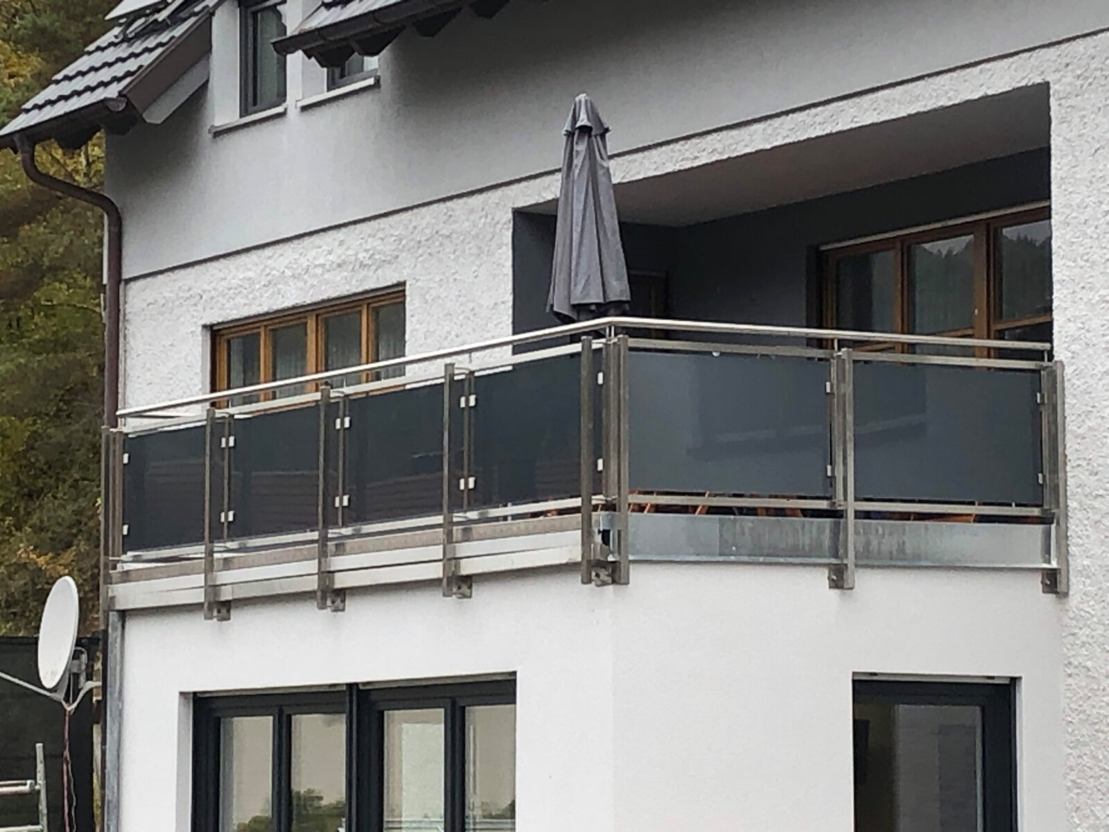 schwarzer Glasbalkon von Metallbau Eichenseher in Burglengenfeld