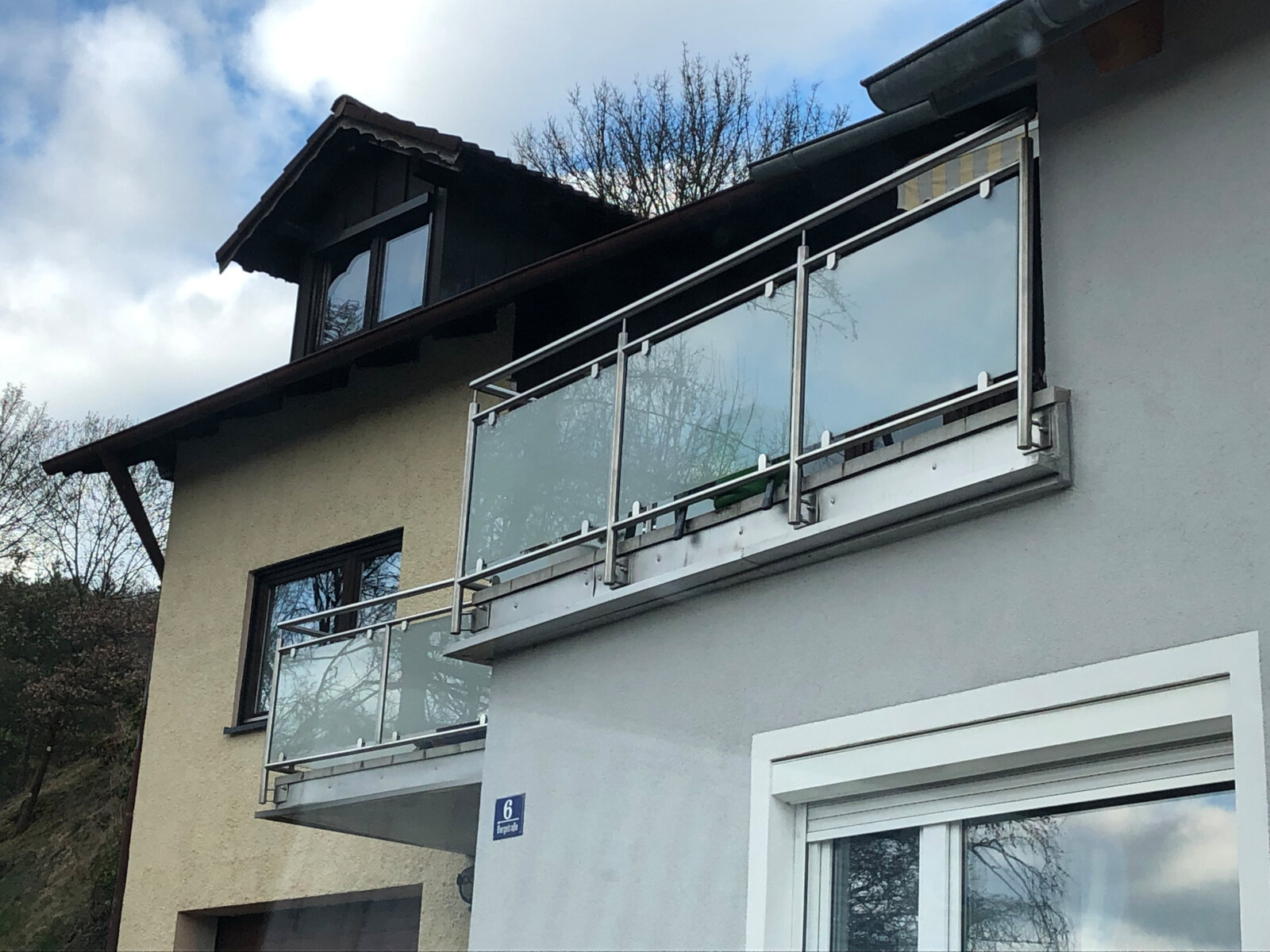 Balkon mit Glasgeländer von Metallbau Eichenseher