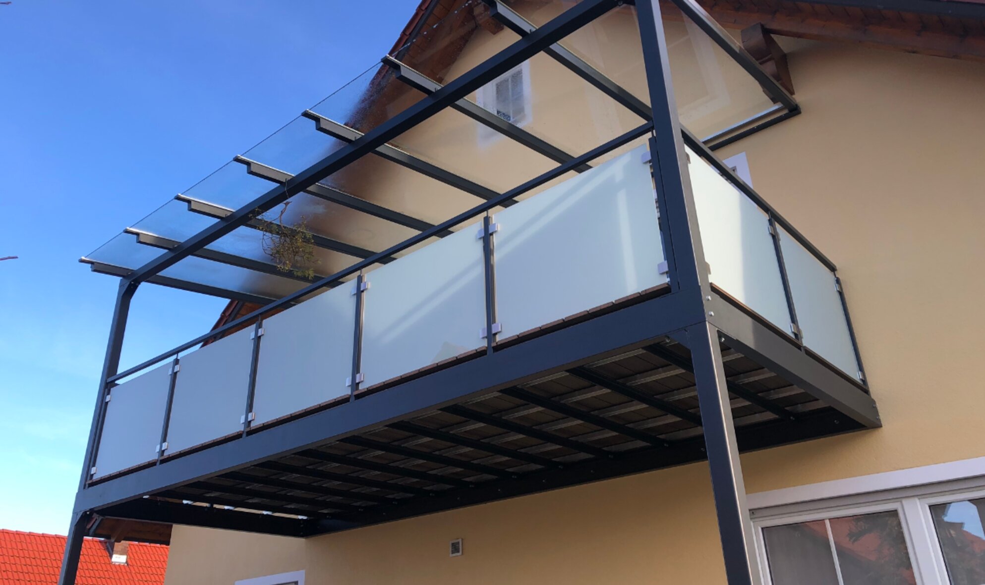 Balkon mit Überdachung von Metallbau Eichenseher in Burglengenfeld