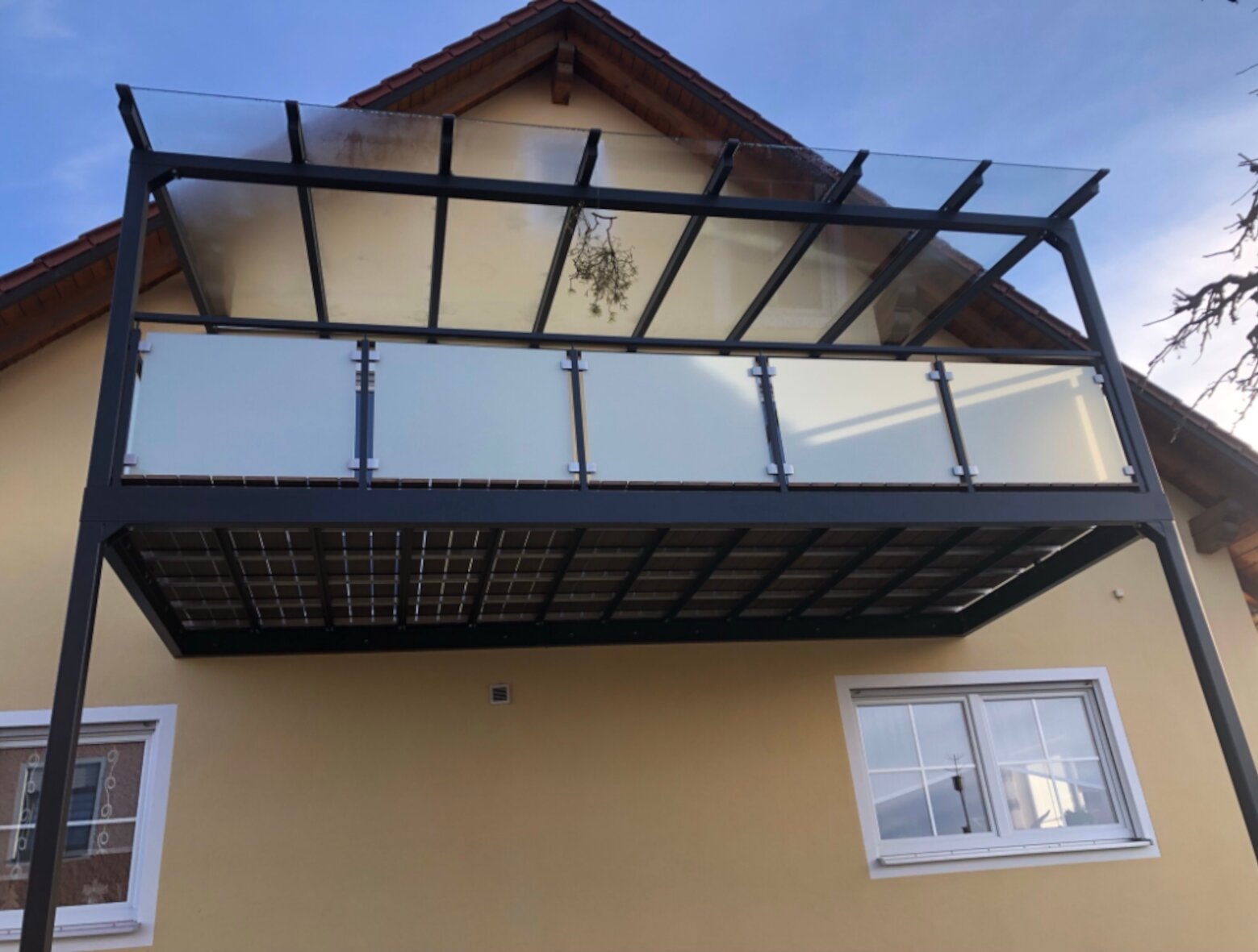 Balkon mit Überdachung von Metallbau Eichenseher