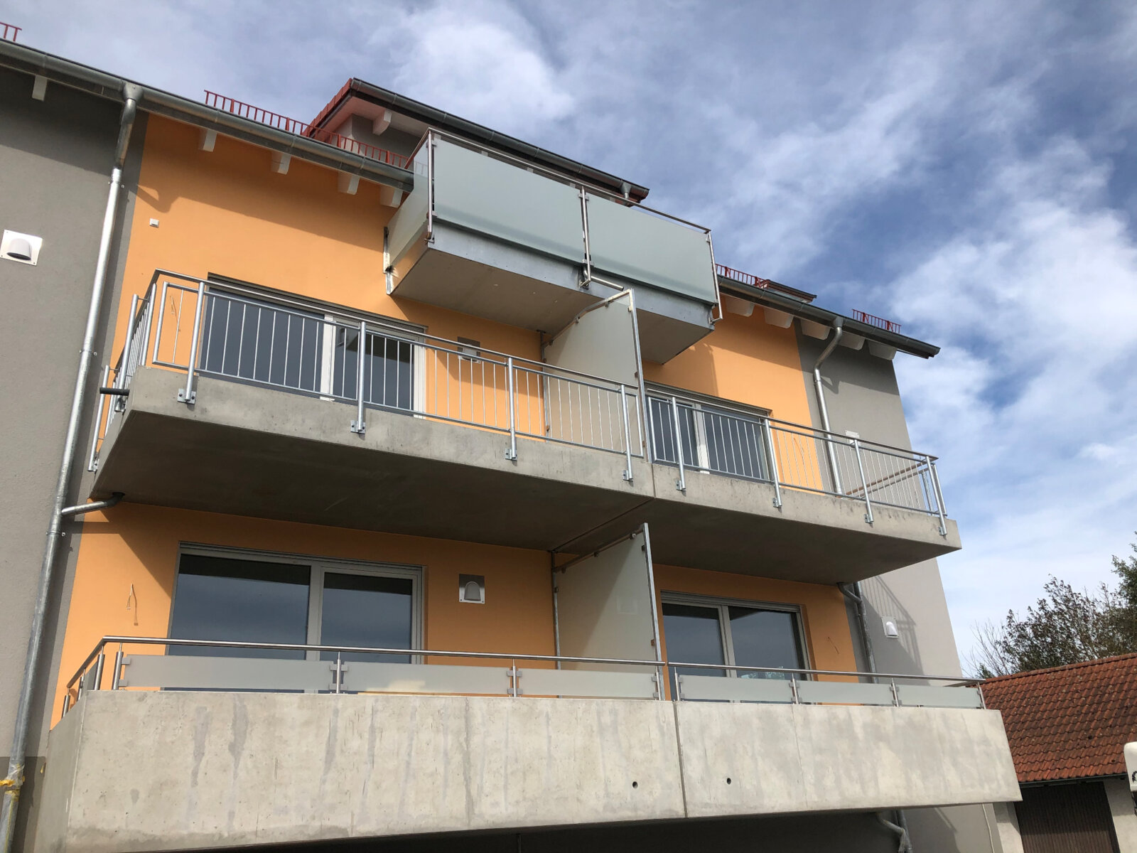Balkone an Mehrparteienhaus von Metallbau Eichenseher